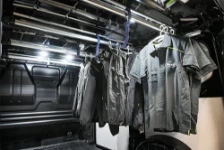 03_Kleiderstangen mit Kleiderbügelsicherung an der Decke des Custom