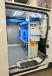 03_Laderaumtrennwand mit Metallschubladen, Regalwannen und Reinigungszubehör von Syncro