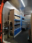03_Linke Laderaumwand mit Regalen, Schrank und Kunststoffbehältern im Crafter