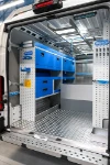03_Linke Wand des Ducato mit Schubladen und Fahrzeugregalen by Syncro (1)