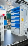 03_Mit konfigurierbaren Regalwannen von Syncro System eingerichteter Transit