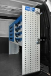 03_Möbel von Syncro an der Laderaumtrennwand des Vivaro