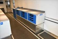 03_Rechte Seite des von Syncro eingerichteten Sattelzugs mit Schubladenelementen und Arbeitsplatten