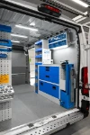 03_Rechte Wand des Boxer mit Arbeitsfläche und klappbarem Schraubstockhalter