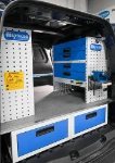 03_Rechte Wand des Citan mit ausziehbarem Schraubstockhalter und Metallschubladen 