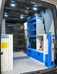 03_Rechte Wand des Crafter mit Werkbank, Schraubstockhalter, Ecoflow und Kompressor