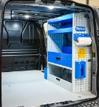 03_Rechte Wand des Custom mit offenen und geschlossenen Regalwannen (1)