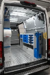 03_Rechte Wand des Daily mit Werkstattbereich, Werkbank und Schraubstockhalter von Syncro