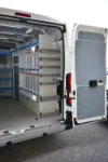 03_Rechte Wand des Ducato eines ambulanten Händlers mit maßgefertigten Fachböden und Kanistern