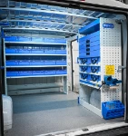 03_Rechte Wand des Ducato L2H1 mit Kofferauszügen, Metallschubladen, ausziehbarer Schraubstockhalter (1)