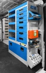 03_Rechte Wand des Ducato L2H1 mit Schubladen, Regalwannen und einem ausziehbaren Schraubstockhalter