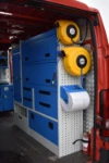 03_Rechte Wand des Feuerwehrfahrzeugs mit Schubladen, Regalwannen und Zubehör von Syncro