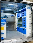 03_Rechte Wand des Fiat Ducato mit Metallschubladen und Tropfwanne für Kanister