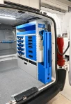 03_Rechte Wand des Fiat Scudo mit klappbarem Schraubstockhalter, Kofferauszügen und Metallschubladen
