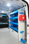 03_Rechte Wand des Ford Custom mit konfigurierbaren Regalwannen von Syncro