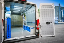 03_Rechte Wand des Jumper: Ladebereich und Warenablage mit gelochten Wandplatten