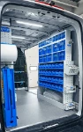 03_Rechte Wand des MAN TGE eines SHK-Anlagenmechanikers mit Sichtlagerkästen und durchsichtigen Kippladen
