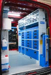 03_Rechte Wand des Man Tge mit Metallschubladen, durchsichtigen Kunststoffschubladen, geschlossenen Fächern, Regalwannen und Schraubstockhalter