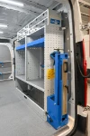 03_Rechte Wand des Maxus Deliver9 mit extra großen Fächern, durchsichtigen Schubladen und klappbarem Schraubstockhalter (Beispiel 1)