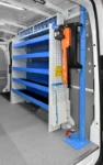 03_Rechte Wand des Maxus eDELIVER9 mit Ladekran für Nutzfahrzeuge und Hängeschrank mit durchsichtigen Kippladen