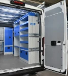 03_Rechte Wand des Movano 2022 mit Regalwannen und Sichtlagerkästen