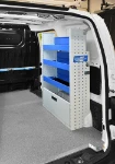 03_Rechte Wand des NV200 eines Elektrikers mit Regalwannen und Bodenfach mit Verschlussklappe