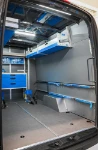 03_Rechte Wand des Sprinter mit Ladungssicherungssystemen und Hängeschrank unter der Decke