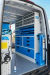03_Rechte Wand des Sprinter mit Metallschubladen und durchsichtigen Schubladen, konfigurierbaren Regalwannen und Schraubstockhalter