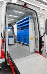 03_Rechte Wand des Sprinter mit Regalwannen und Metallschubladen von Syncro 