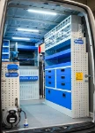 03_Rechte Wand des Sprinter mit Schubladen, Regalwannen, durchsichtigen Kleinteilebehältern von Syncro
