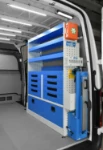 03_Rechte Wand des Sprinter mit Schubladen, Regalwannen und Schraubstockhalter mit Metall-Schraubstock