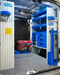 03_Rechte Wand des Transit mit klappbarem Schraubstockhalter, Schubladen und Regalwannen