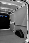 03_Rechte Wand des Transit mit Laufschiene für Verzurrzubehör