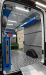 03_Rechte Wand des Transit mit Laufschienen Syncroblock und unter der Decke angebrachter Regalwanne