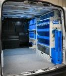 03_Rechte Wand des Transporter, eingerichtet mit Regalwannen, durchsichtigen Kippladen und klappbarem Schraubstockhalter