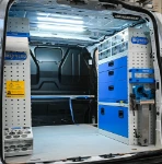 03_Rechte Wand des Transporter mit durchsichtigen Schubladen und ausziehbarem Schraubstockhalter