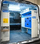 03_Rechte Wand des Transporter mit offenen und geschlossenen Regalwannen  und Multibox mit durchsichtigen Schubladen