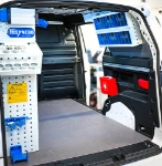 03_Rechte Wand des VW ID Buzz mit Hängeschrank mit durchsichtigen Elementen und Zubehör