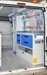 03_Rechte Wand im Ducato mit Werkbank und Zubehör für die Ladungssicherung von Syncro System