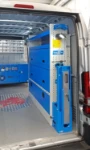 03_Rechte Wand im Fiat Ducato der italienischen Luftwaffe mit klappbarem Schraubstockhalter und Regalwannen von Syncro