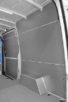 03_Rechte Wand im Sprinter mit super strapazierfähigen Wandplatten aus Stahl und Radkastenverkleidung