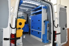 03_Rechte Wand im VW Crafter mit klappbarem Schraubstockhalter und geschlossenen Regalwannen 