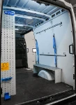 03_Rechte Wand mit Ladungssicherungssystemen im Daily für Friedhofsarbeiten in Vicenza (1)