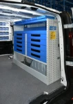 03_Regalwanne mit herausnehmbaren Kunststoffbehältern im Nissan NV300 für Heizungstechniker