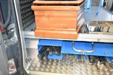 03_Sargschlitten auf der zweiten Bodenplatte im Renault Trafic