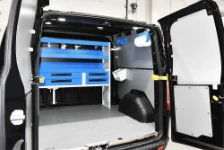 03_Syncro Einrichtungszubehör an den Wänden des Custom eines Elektrikers