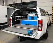 03_Verkleidung aus Holz und lange Schubladen im Pick-up