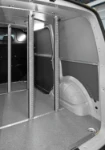 03_Vertikale Spannstangen im Transporter für Fenster und Türen