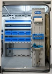 03_Von Syncro eingerichteter Transporter: Einrichtung vorwiegend aus Aluminium mit der Integration von Komponenten aus Stahl und Kunststoff