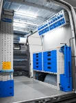 03_Werkbank im Sprinter mit LED-Unterbauleuchte, Metallschubladen und Kippladen aus transparentem Kunststoff